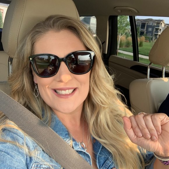 Meet your Posher, Laura - Picture 2 of 7